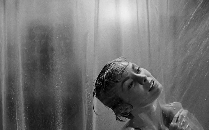 Кадр из фильма «Меня зовут Альфред Хичкок», женщина моется в душе, за занавеской фигура человека