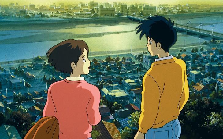 Кадр из фильма «Шепот сердца», мальчик и девочка разговаривают на возвышенности с видом на город с рекой