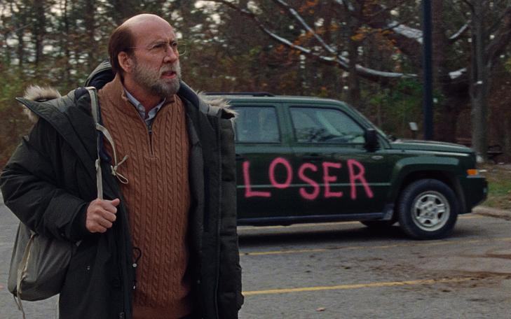 Кадр из фильма «Герой наших снов», злой мужчина на фоне машины с надписью "Loser" на борту