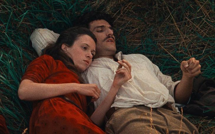 Кадр из фильма «Алые паруса», мужчина и женщина лежат на стоге сена