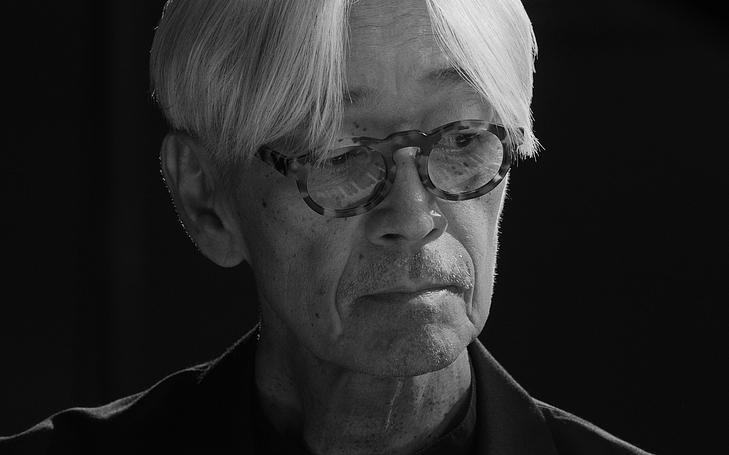 Кадр из фильма «Рюити Сакамото: Опус», портрет мужчины в очках