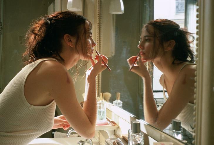 Кадр из фильма «Мечтатели», девушка разглядывает свое отражение в зеркале в ванной