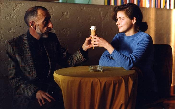 Кадр из фильма «Воспоминания из Желтого дома», мужчина и женщина сидят за столом и держат рожок мороженного в руках