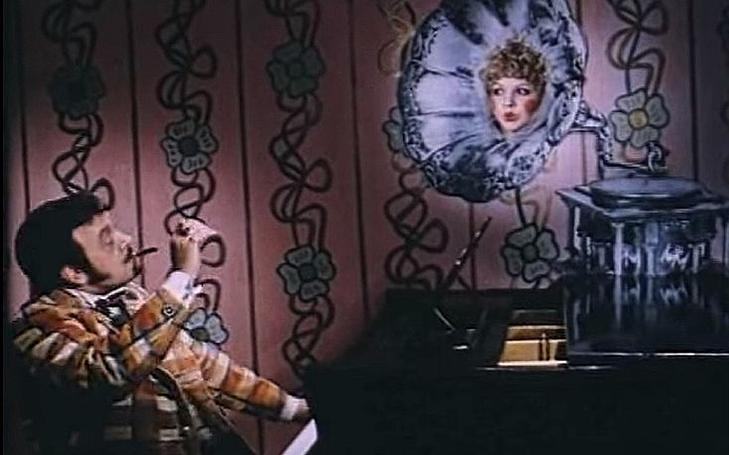 Кадр из фильма «Маяковский смеется», мужчина сидит у патефона, из которого выглядывает женщина