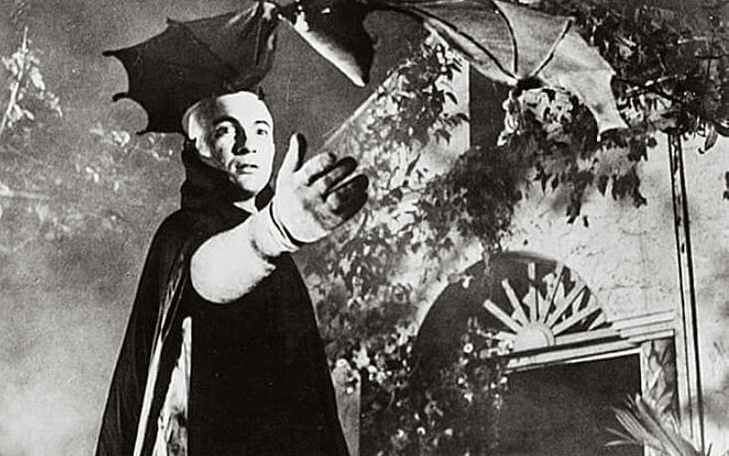 Кадр из фильма «Нитрат: к призракам 75 утраченных немых филиппинских фильмов (1912–1933)», мужчина в готическом костюме протягивает вперед руку