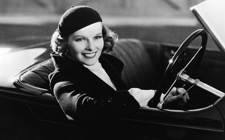 Кадр из фильма «Кристофер Стронг», женщина сидит за рулем кабриолета и улыбается