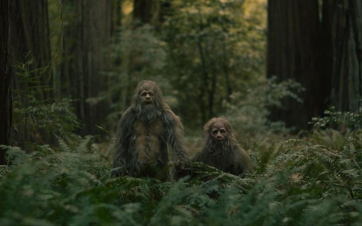 Кадр из фильма «Лохматые предки»,  два неандертальца в лесу