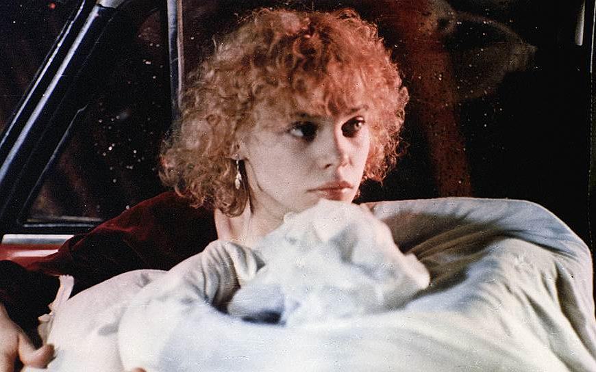 Кадр из фильма «Милый, дорогой, любимый, единственный…», девушка обнимает подушку с салоне автомобиля