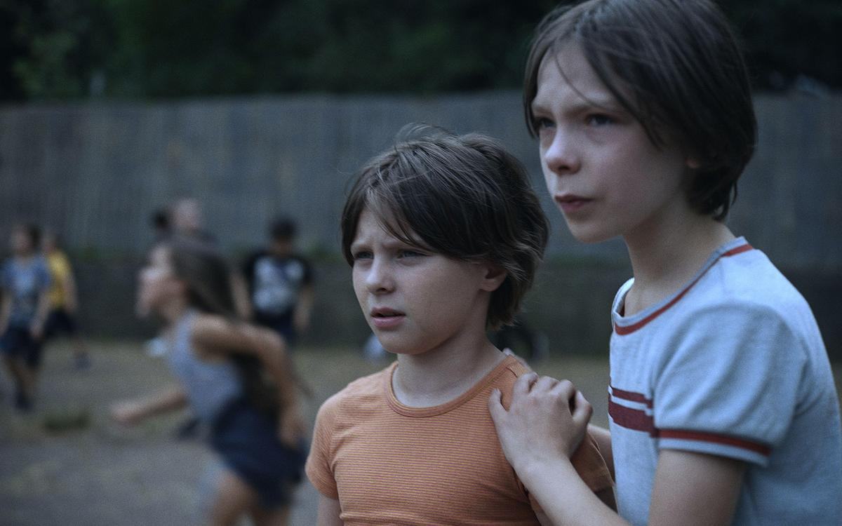 Кадр из фильма «Невидимый мир», два мальчика обеспокоенно смотрят в сторону