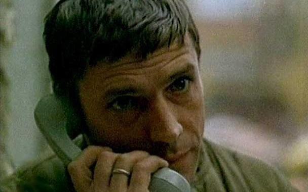 Кадр из фильма «Жена ушла», мужчина разговаривает по телефону