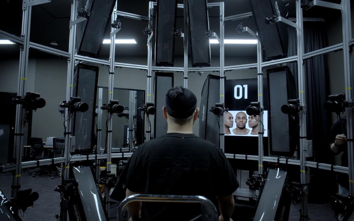 Кадр из фильма «Дарио Ардженто: Паника», мужчина сидит перед камерами, создается его трехмерное изображение