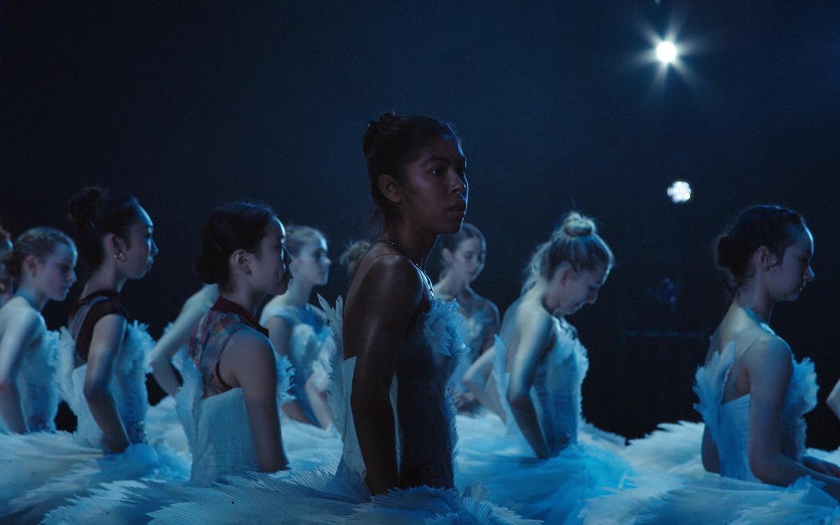 Кадр из фильма «Лебединая песня», балерины на сцене