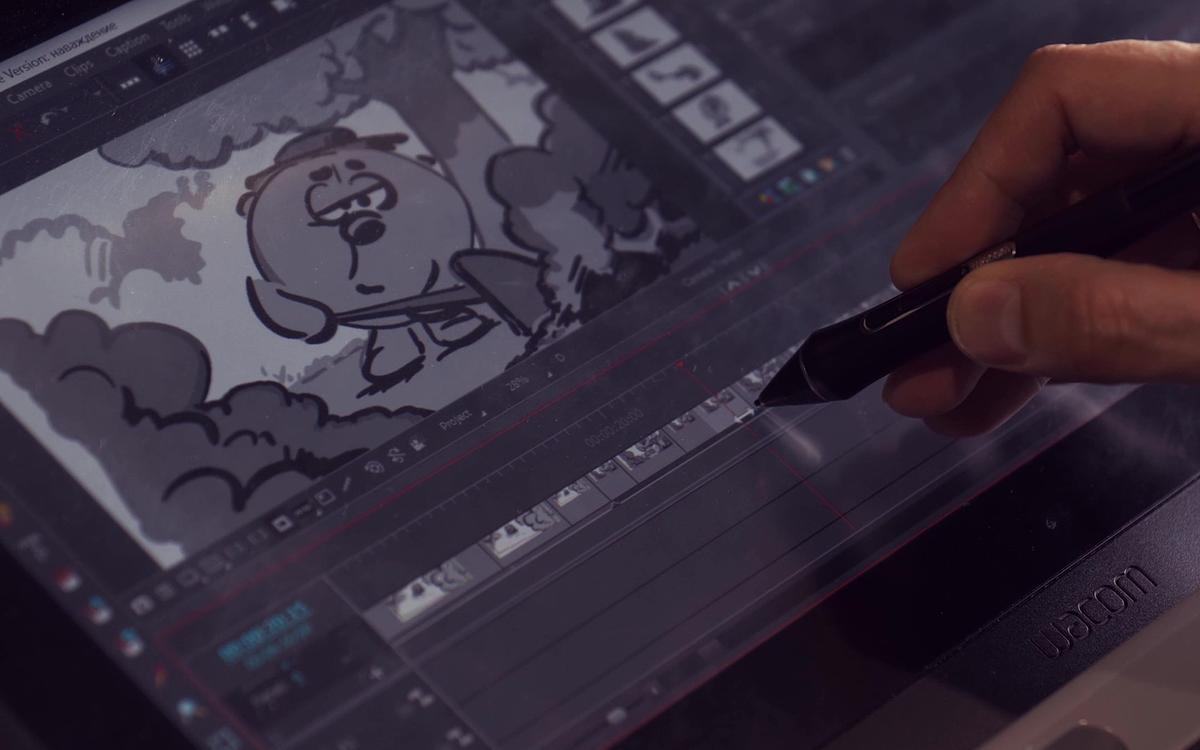 Кадр из фильма «20 лет со Смешариками», рука рисует на графическом планшете