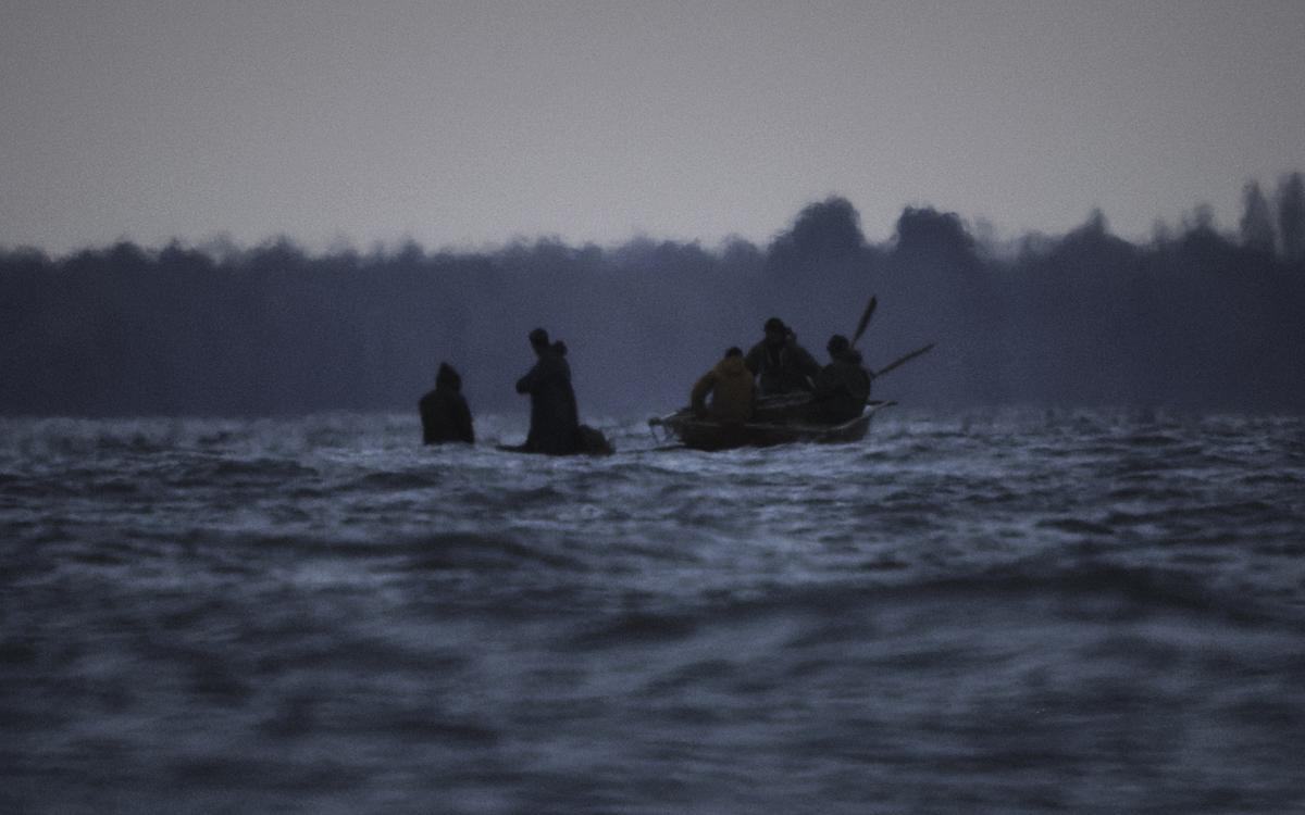 Кадр из фильма «Край ночи», лодка с гребцами плывет в сумерках