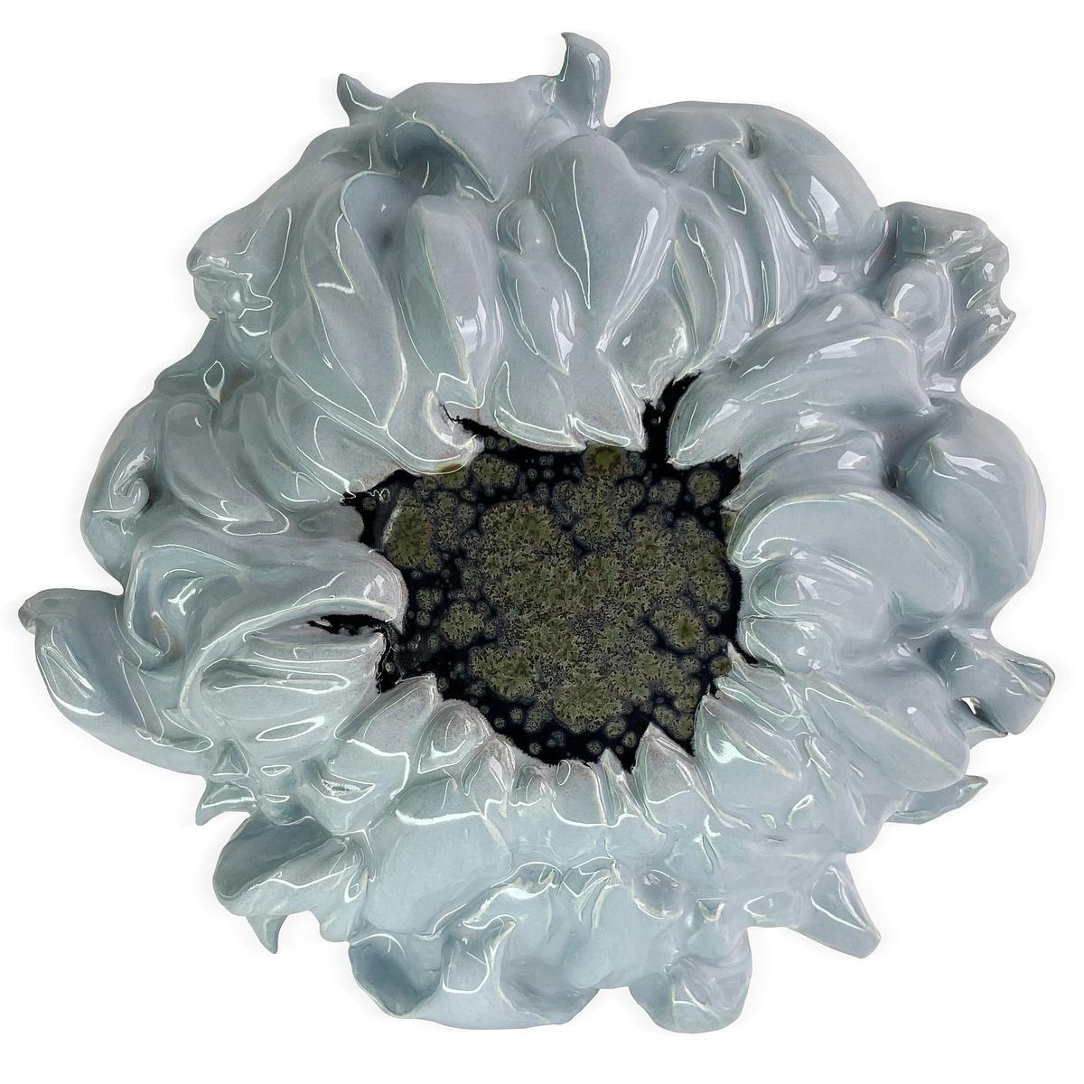 Керамическое изделие в виде цветка с белыми лепестками