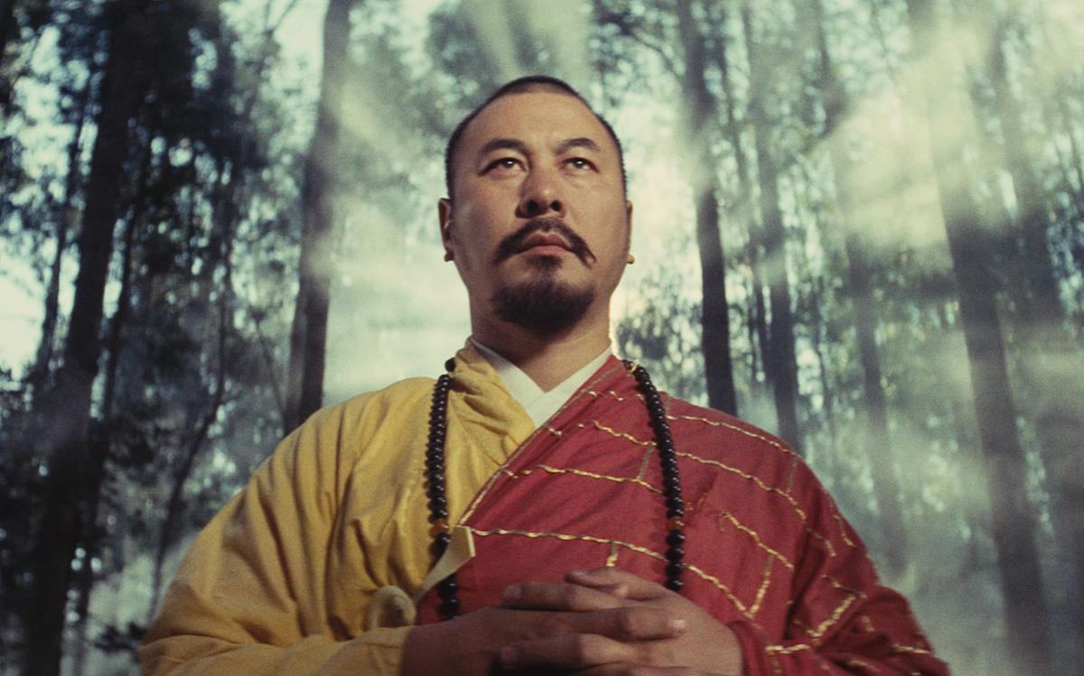 Кадр из фильма «Прикосновение дзен», мужчина в традиционных одеяниях на фоне туманного леса