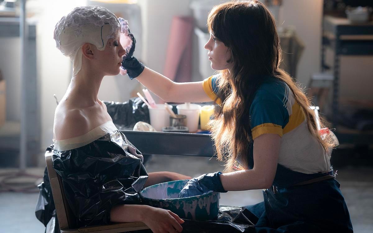 Кадр из фильма «Максин XXX»,  девушка наносит другой девушке белую маску на волосы