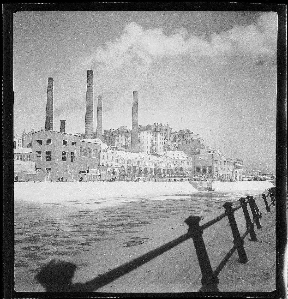 Старое черно-белое фото ГЭС-2 зимой