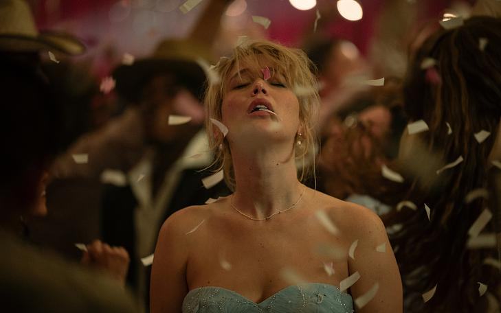 Кадр из фильма «Умри, моя любовь», девушка посреди танцующих людей