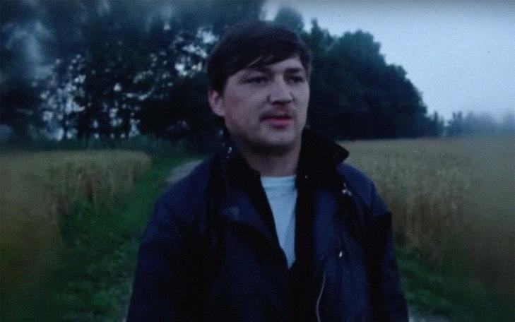 Кадр из фильма «Ваал», мужчина в поле