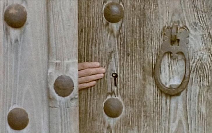 Кадр из фильма «Миг невинности», рука открывает забор