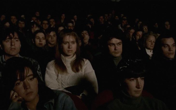 Кадр из фильма «Зимняя сказка», люди в кинозале на сеансе