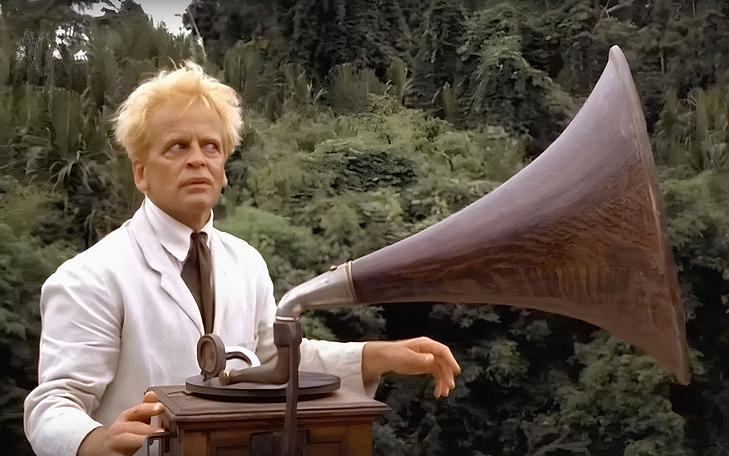 Кадр из фильма «Фицкаральдо», мужчина с патефоном