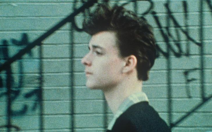 Кадр из фильма «Отпуск без конца», парень в профиль на против графити на стене