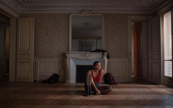 Кадр из фильма «Отец, мать, сестра, брат», женщина сидит посреди комнаты