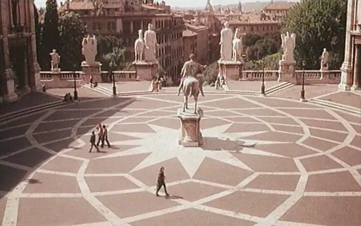 Кадр из фильма «Конечно!», площадь в летний день