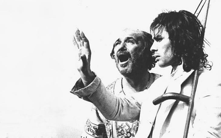 Кадр из фильма «Отрезанные головы», двое мужчин на что-то смотрят