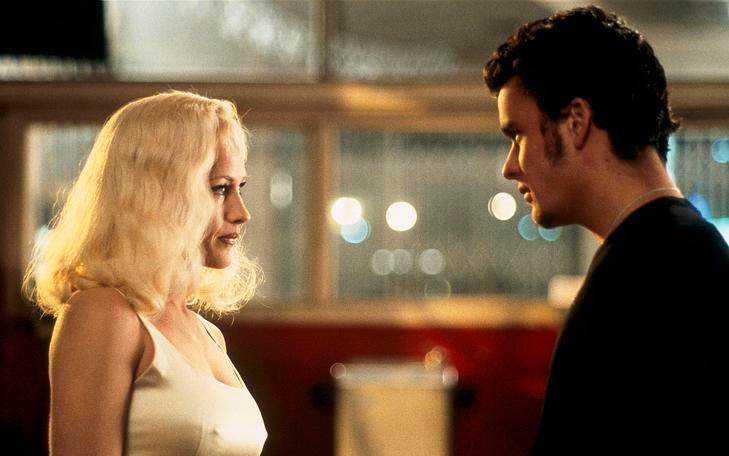 Кадр из фильма «Шоссе в никуда», женщина и мужчина смотрят друг на друга