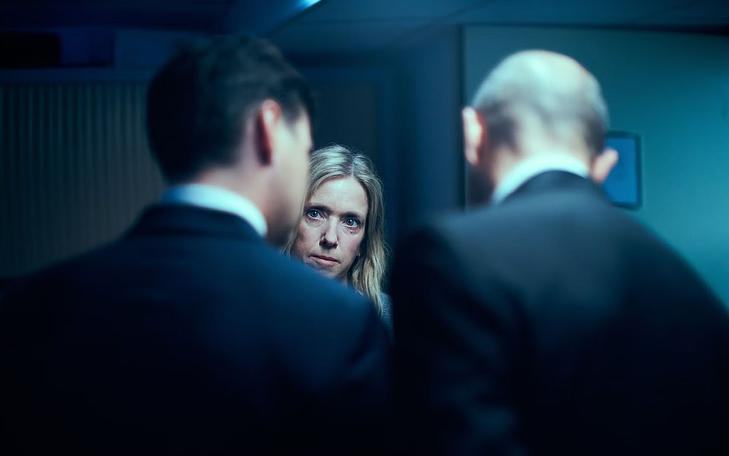 Кадр из фильма «Дело № 137», двое мужчин и одна женщина разговаривают