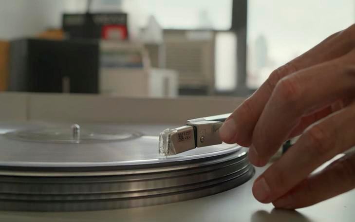 Кадр из фильма «32 звука», пальцы ставят иглу проигрывателя на пластинку