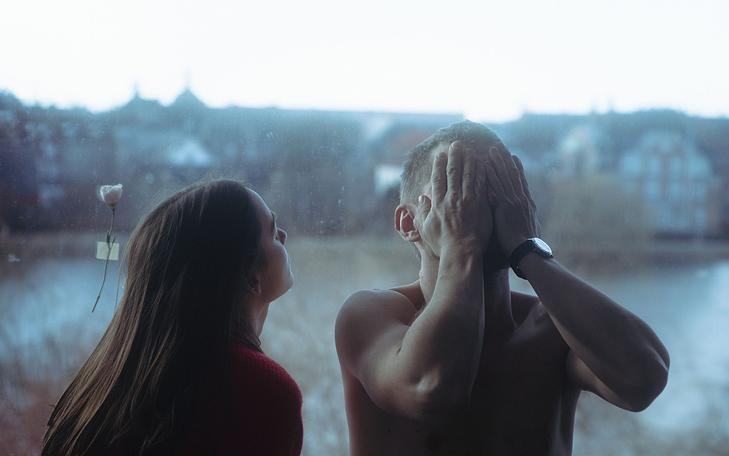Кадр из фильма «Копенгагена не существует », мужчина и женщина на берегу озера, мужчина закрывает лицо руками