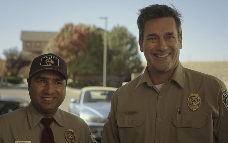 Кадр из фильма «Мэгги Мур(ы)», два полицейских улыбаются