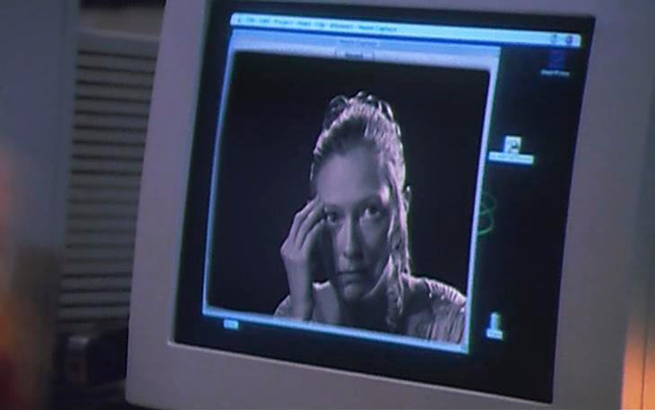 Кадр из фильма «Зачатие Ады», монитор старого компьютера, на нем открыто окно с изображением девушки, держащей руку у лица