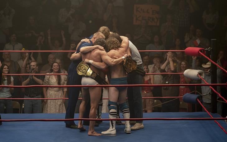 Кадр из фильма «Стальная хватка»: на середине боксерского ринга после завершения боя стоят 5 мужчин, среди которых 2 спортсмена 