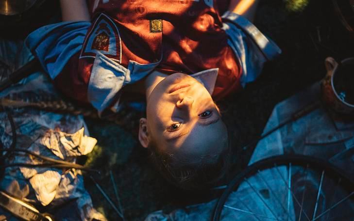 Кадр из фильма «Задира», вид сверху на мальчика, лежащем в лучах солнца