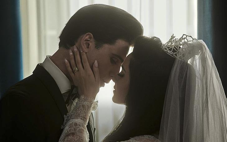 Кадр из фильма «Присцилла: Элвис и я», муж и жена целуются во время брачной церемонии