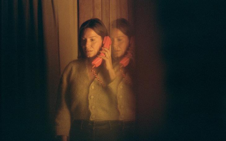 Кадр из фильма «Природа любви», женщина разговаривает по телефону