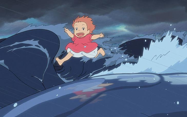 Кадр из фильма «Рыбка Поньо на утесе», девочка в красном платье бежит по морским волнам
