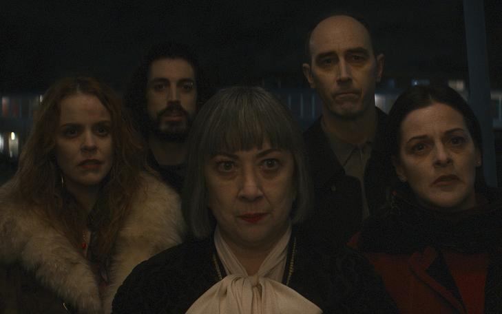 Кадр из фильма «Вампирша-гуманистка ищет отчаянного добровольца», группа бледных людей в винтажных нарядах