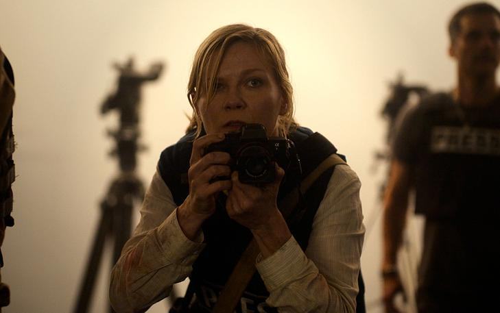 Кадр из фильма «Падение империи», встревоженная девушка с фотоаппаратом