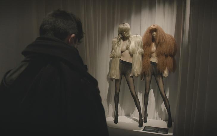 Кадр из фильма «Маржела: Своими словами», мужчина стоит лицом к манекенам в мехах