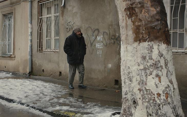 Кадр из фильма «Снег в моем дворе», мужчина идет по зимней улице