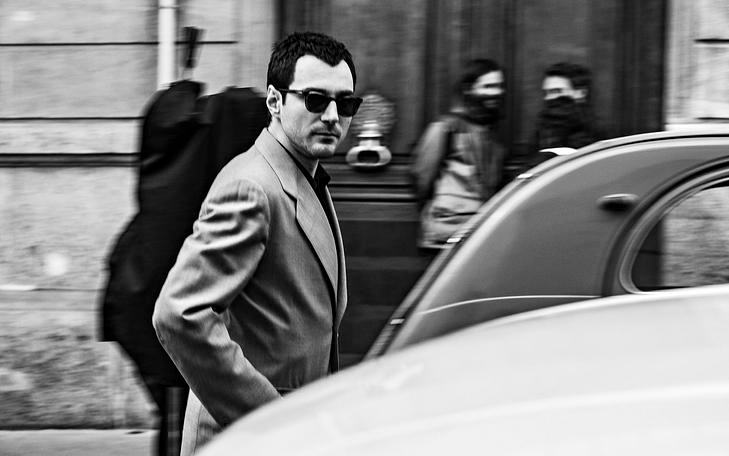 Кадр из фильма «Новая волна», женщина в традиционной одежде