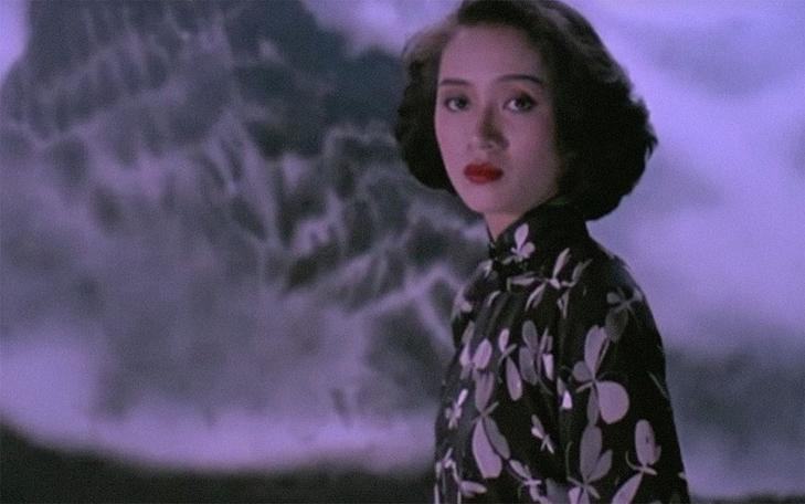 Кадр из фильма «Румяна», девушка на сиреневом фоне