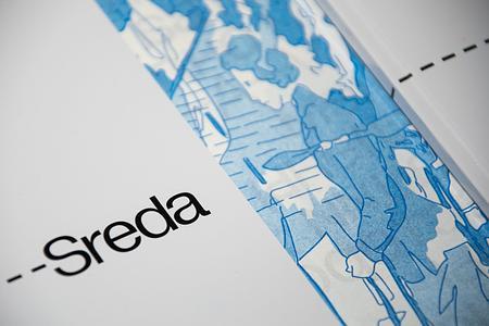 Лист картона с написанным на нем словом Sreda и голубым рисунком с изображением девушки
