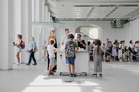 Взрослые и дети стоят внутри «ГЭС-2»
